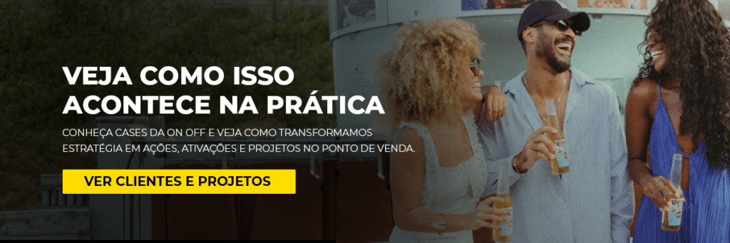 Pessoas conversando e brindando em um evento, com chamada para conhecer os clientes, projetos e cases da On Off