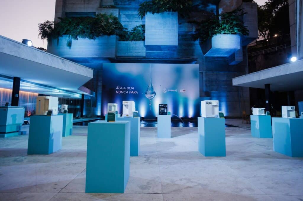 Cenografia com exposição de purificadores na convenção de 60 anos da Everest, no Teatro TotalEnergies, Rio de Janeiro