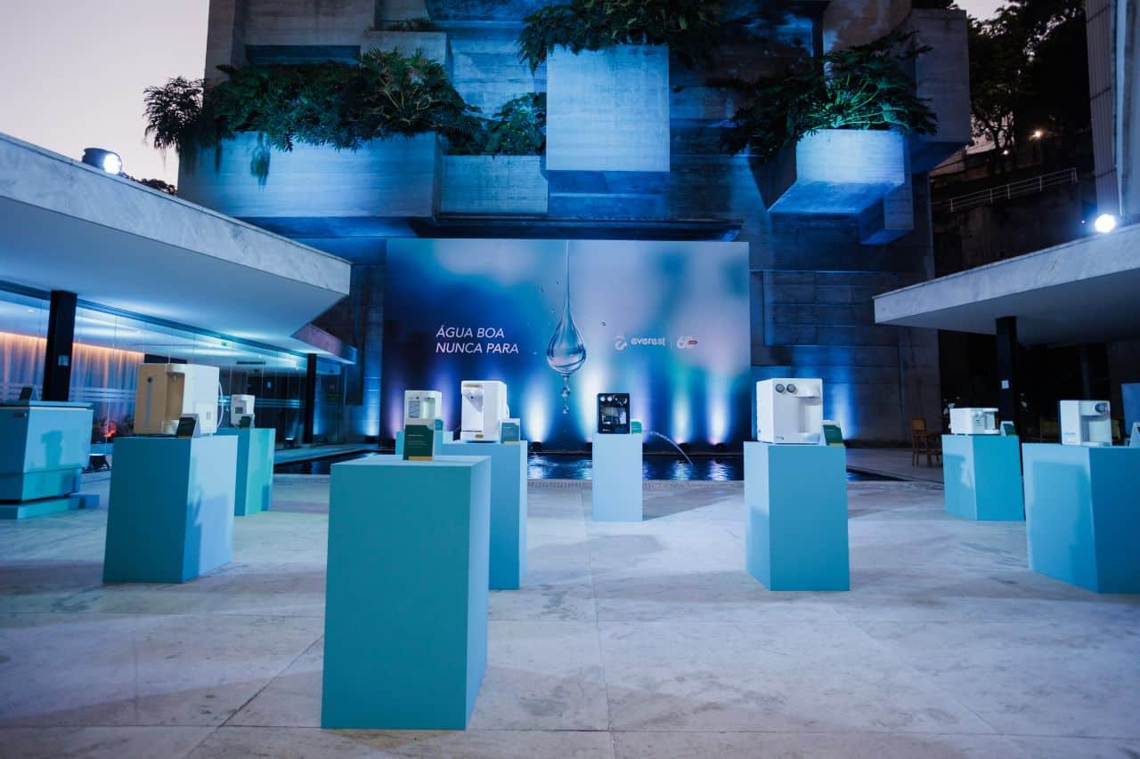 Cenografia com exposição de purificadores na convenção de 60 anos da Everest, no Teatro TotalEnergies, Rio de Janeiro
