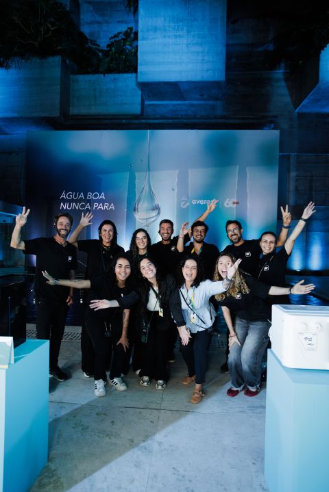Equipe da agência On Off reunida no fim da noite